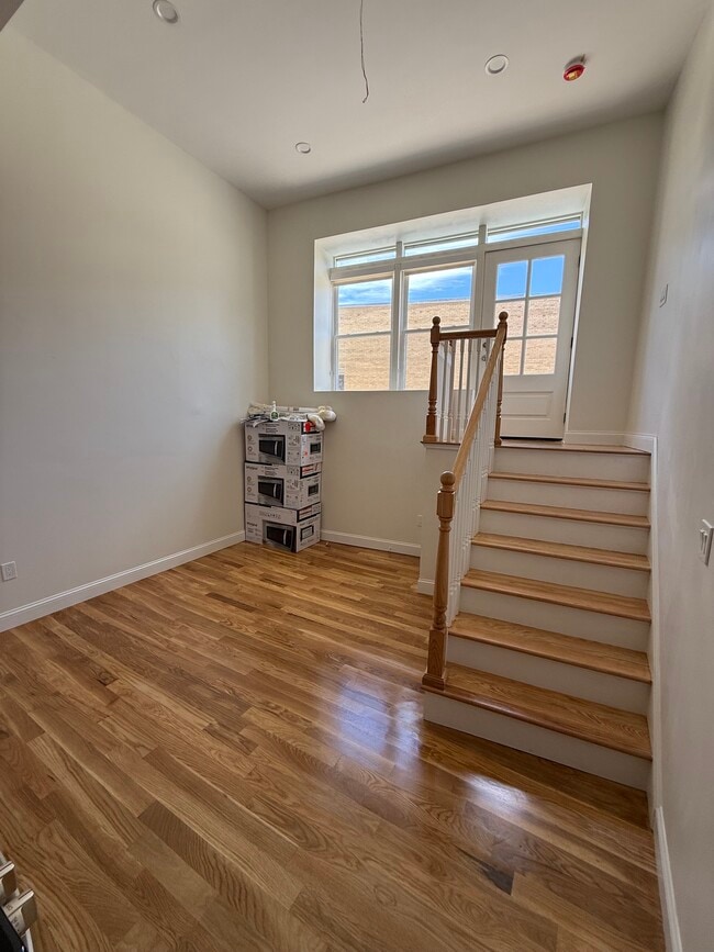Building Photo - 2 Blossom St Rental