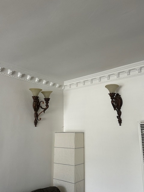Apliques de pared para sala de estar con hermosas molduras de corona. - 1859 1/2 Pandora Ave Unidad 1