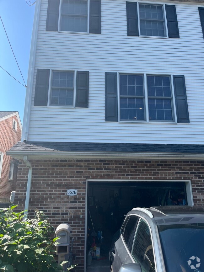 Building Photo - 557B Parker Ave Rental