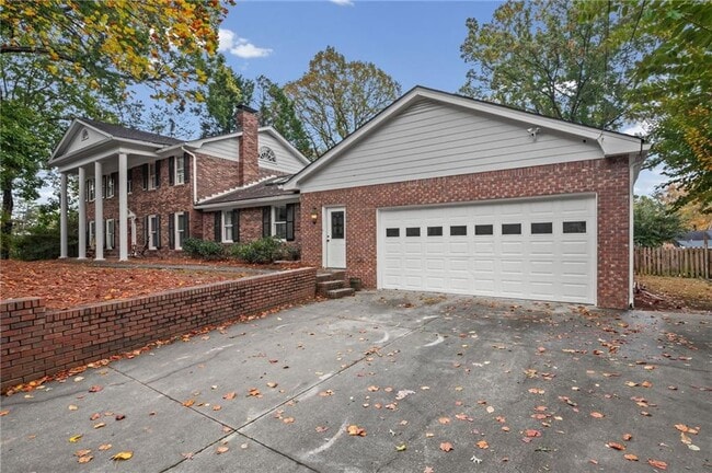 Photo - 815 Sudbury Rd NE