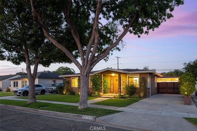 2108 Lomina Ave