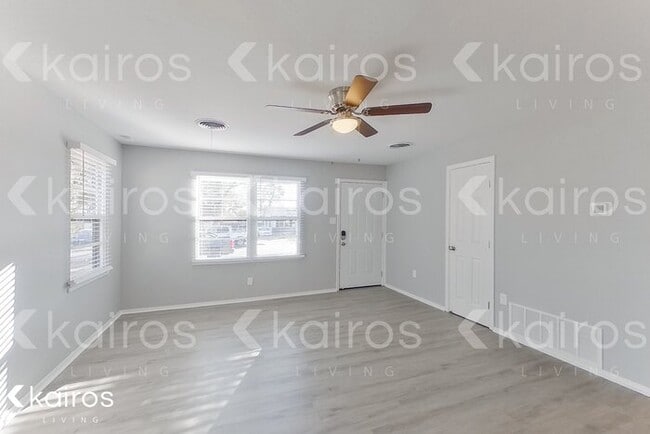 Photo - 4922 Parker St