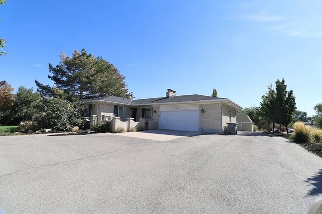 1/2 off 1st months rent! Close to Utah Sta... - 1/2 off 1st months rent! Close to Utah Sta... House