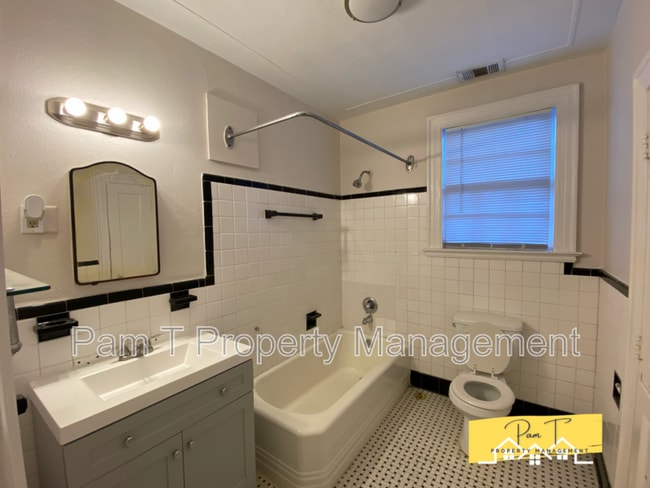 Photo - 740 E.45th St. #4 Unidad 4