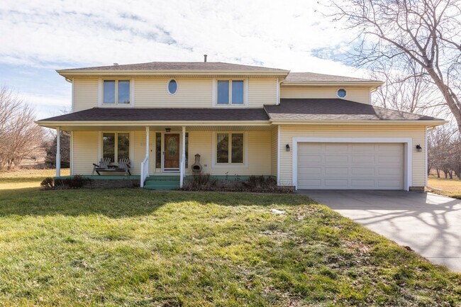 Great 4 bedroom house on acreage! Very Pri... - Great 4 bedroom house on acreage! Very Pri...