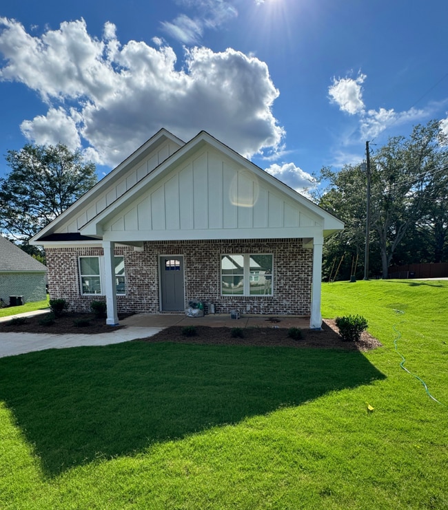 Building Photo - Charming 3BR/2BA with Easy Access to Shopping & Dining