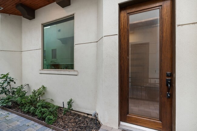 Photo - 3717 Newhouse St