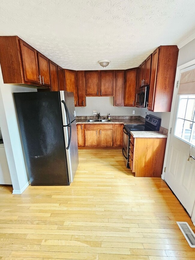 Photo - COMING SOON! 2BR Townhome in Clintonville near OSU – W/D, Parking, Pet Friendly