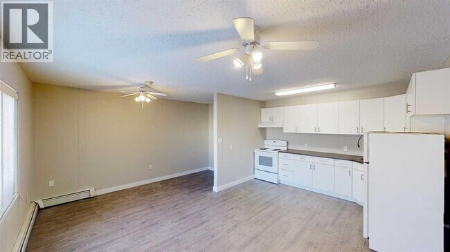 Photo - 9932-9105 105 Ave
