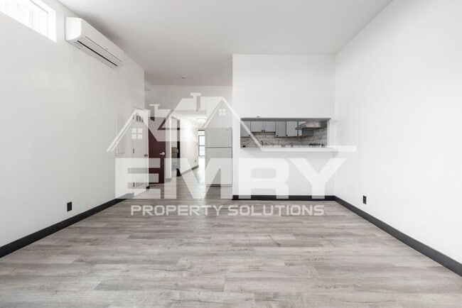 Building Photo - 942 S Gerhart Ave