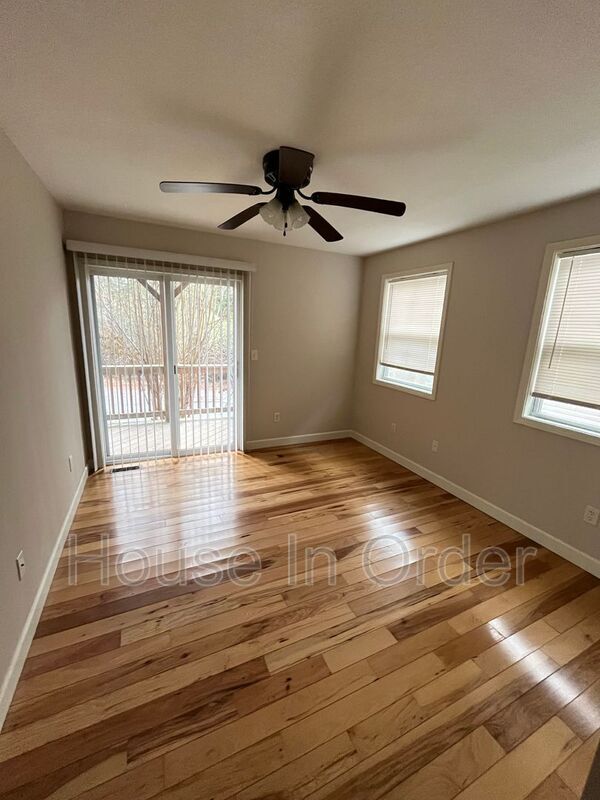 Photo - 15 Howards Row Pl