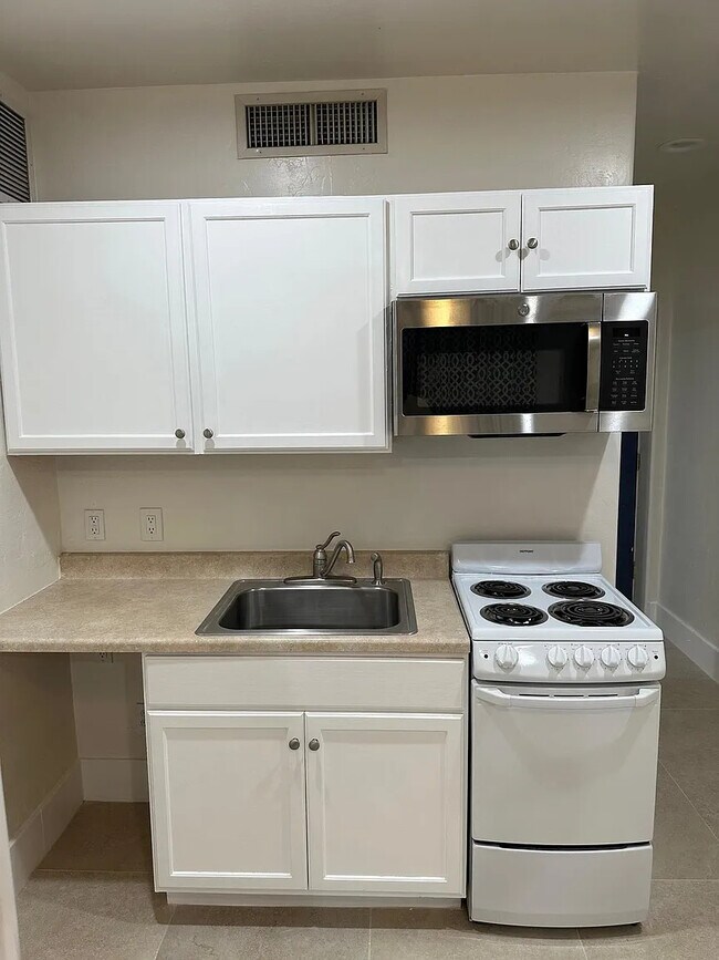 Photo - 2410 E 1st St Townhome