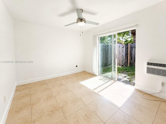 Building Photo - 932 Moffett St Unit 3