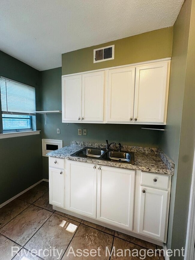 Photo - Charming Duplex Near University of Memphis...