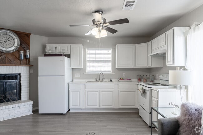 1BR, 1BA - 710SF - Kitchen