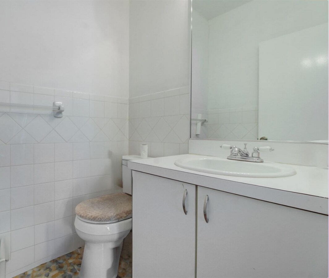 Photo - 525 W 69th St