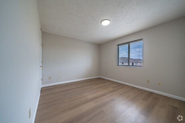 3HAB, 2BA (renovado) - 1,165 pies cuadrados - Habitación