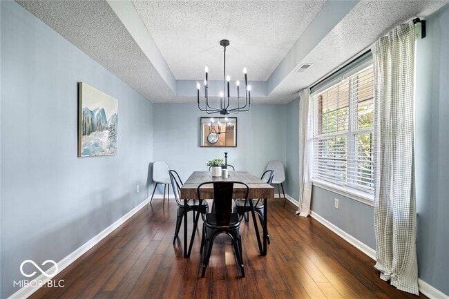 Photo - 404 E Pine Ridge Dr