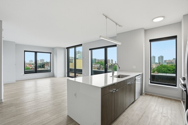 Building Photo - 1021 W Addison St Unit 710