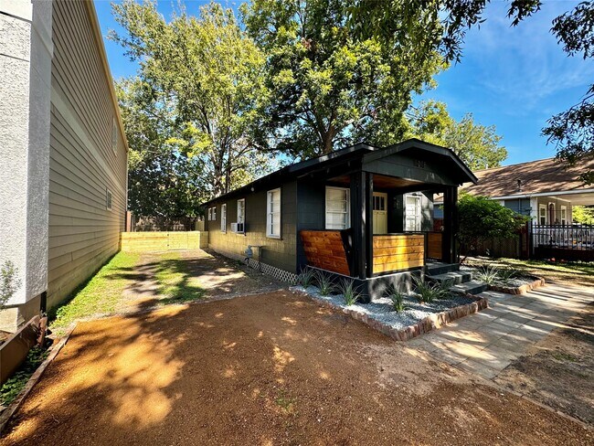Photo - 1018 Dunbar St