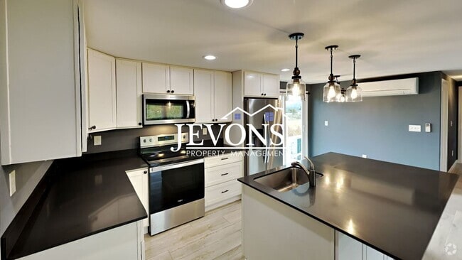 Building Photo - Charming 3-bedroom home in a peaceful sett...