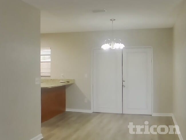 Photo - 320 Laxton Ln