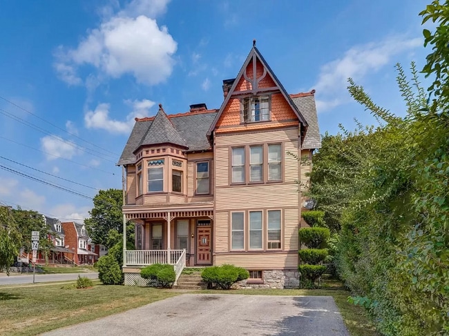 Photo - 956 Linden Ave