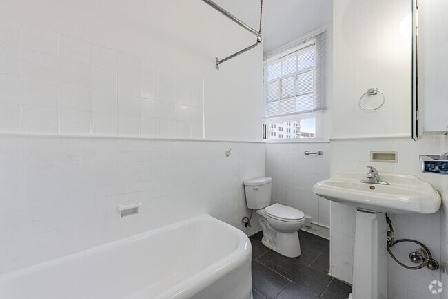 Studio, 1BA - 500SF - Bathroom