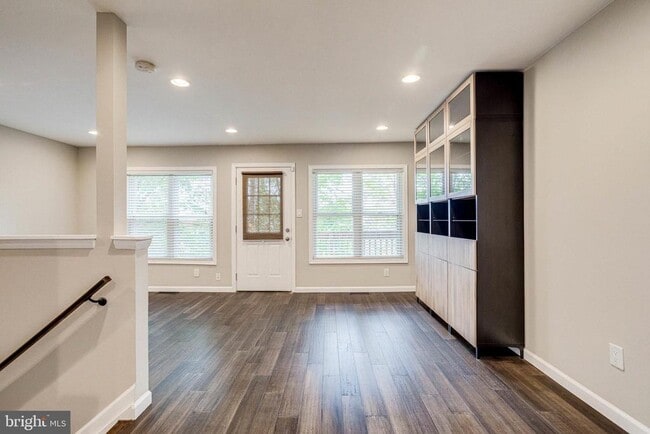 Photo - 2648 Bowen Rd SE