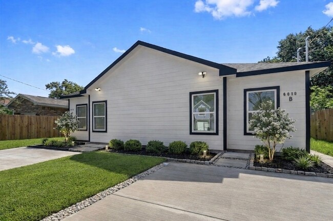 Building Photo - 6010 Bobby Burns St