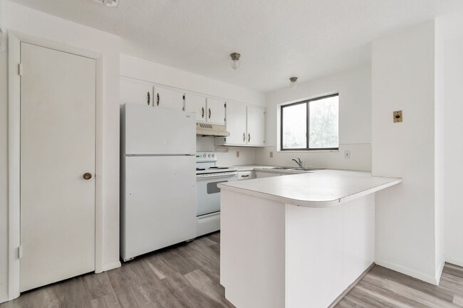 Building Photo - Spacious West Valley Duplex