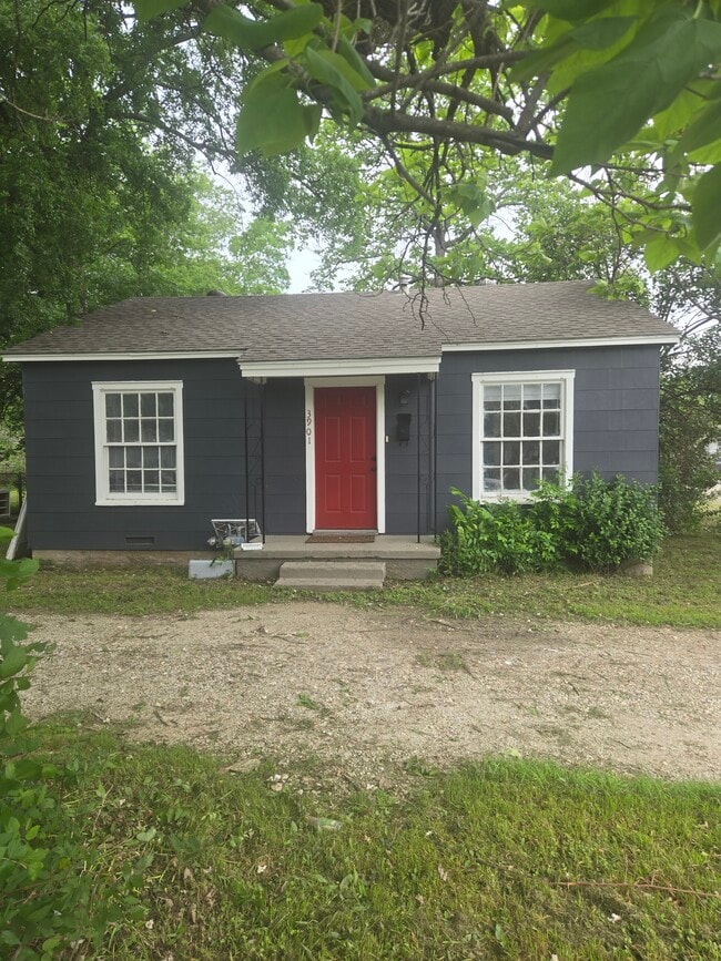 Building Photo - 3901 Windsor Ave