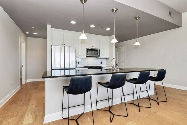 Photo - Spectacular 7th floor corner unit condo in... Unidad 713