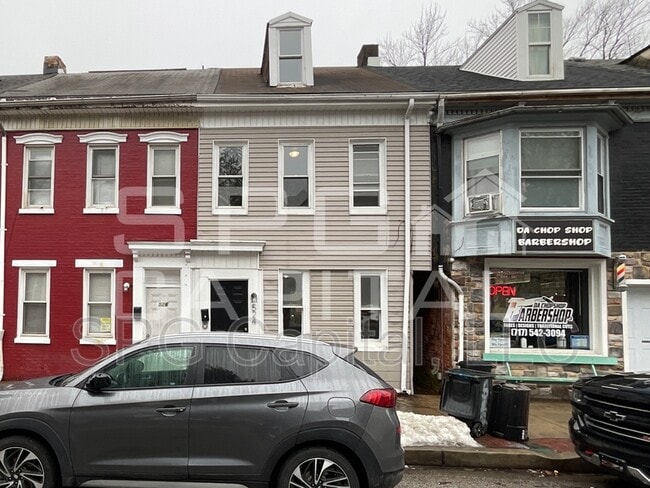 Building Photo - 524 S Queen St