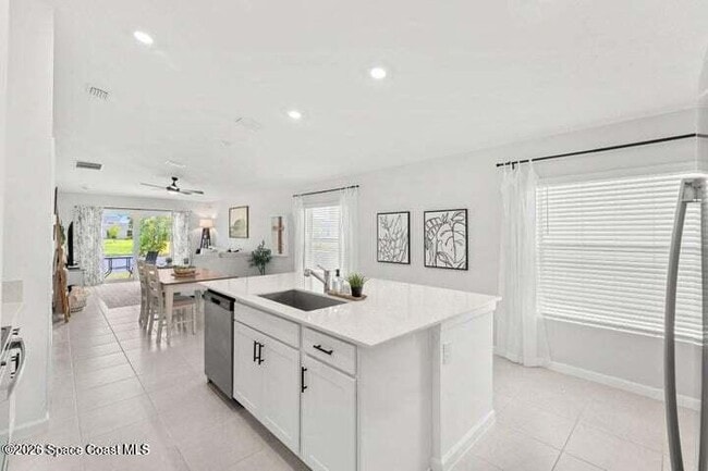 Photo - 661 Papillon St SW
