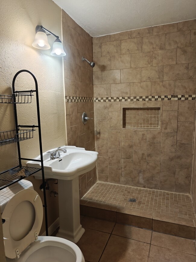 Photo - 2115 Raspberry Ln