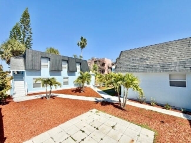 Building Photo - 14125 Palm St Unit 4