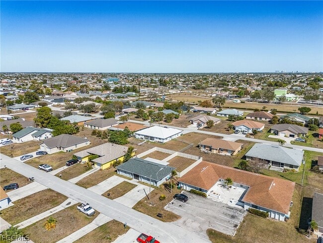 Building Photo - 527 SE 6th Ave