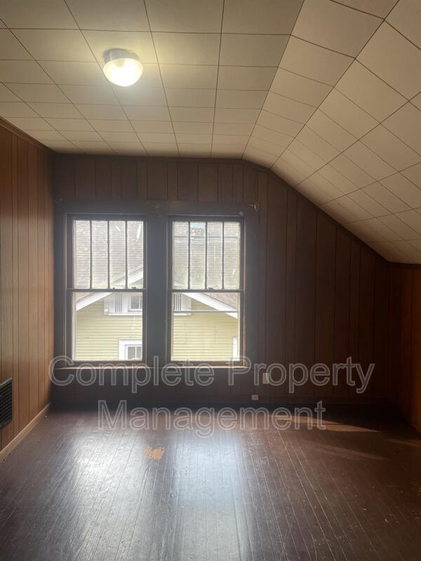 Photo - 921 7th Pl SW