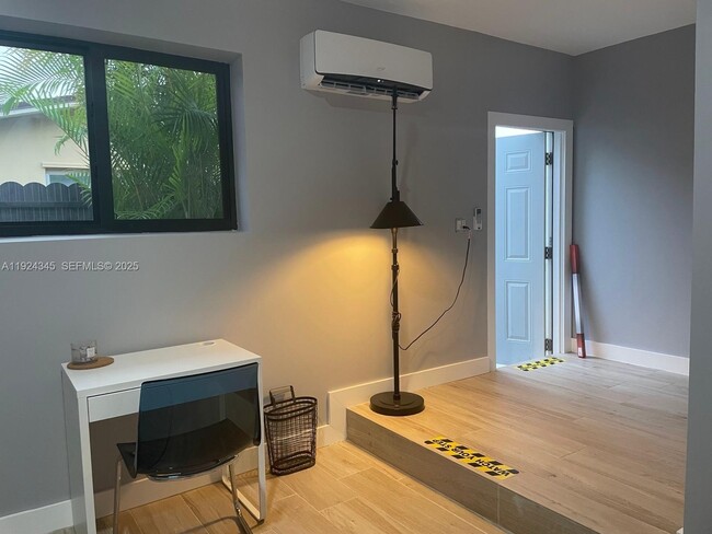 Building Photo - 11401 Taft St Unit 2