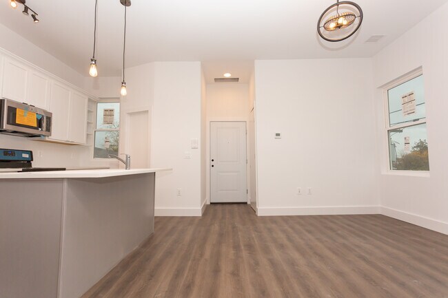 Photo - 91 E 21st St