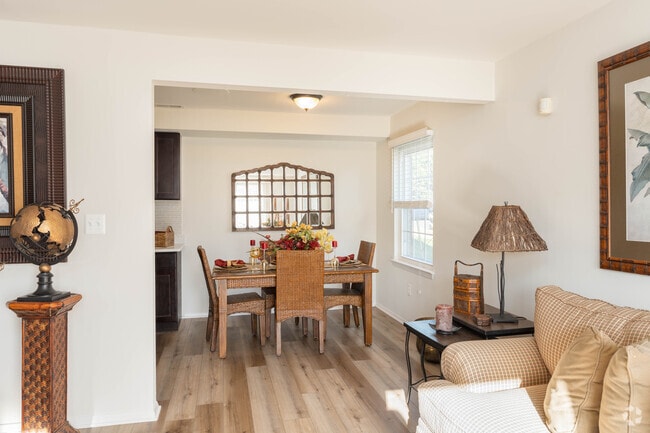2BR 2BA 1035SF