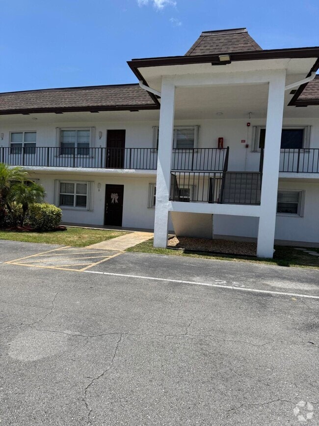 Building Photo - 3111 Gardens E Dr Unit 31 Rental