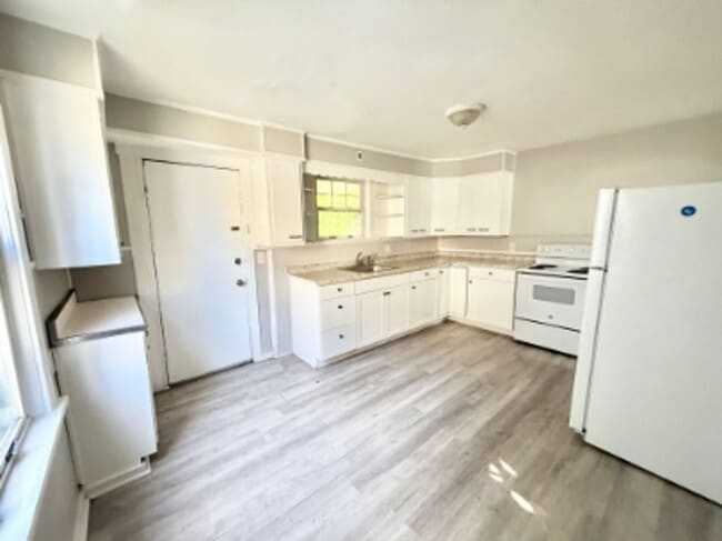 Photo - 927 Vankirk St