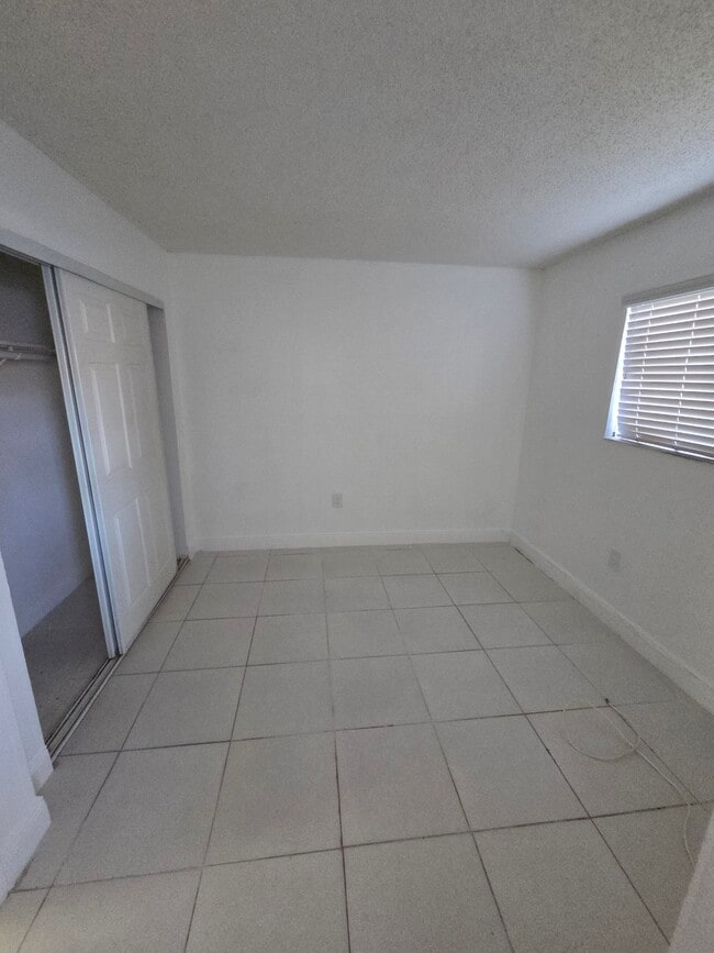 Building Photo - 2460 W 56th St Unit 6