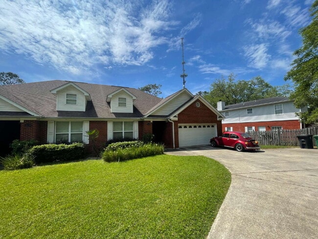 Building Photo - Large 3/2 with Fenced in Yard!