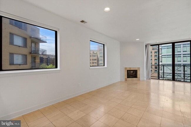 Building Photo - 1117 New Hampshire Ave NW Unit 7