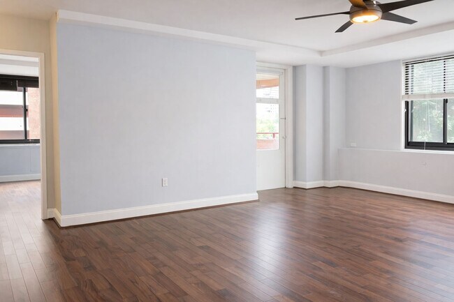 Amplia sala de estar con balcón - 1021 Arlington Blvd Unidad 706