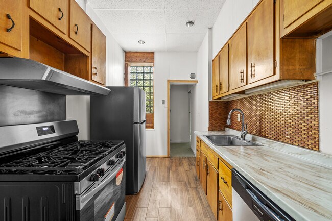 KITCHEN - 772 Putnam Ave