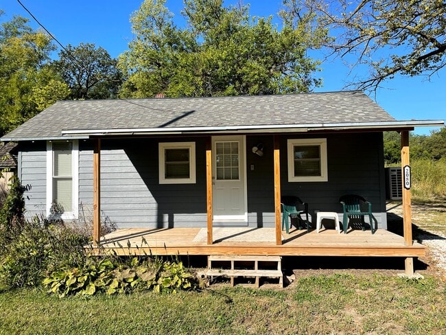 Building Photo - Woody's Unit Renovated Cabin